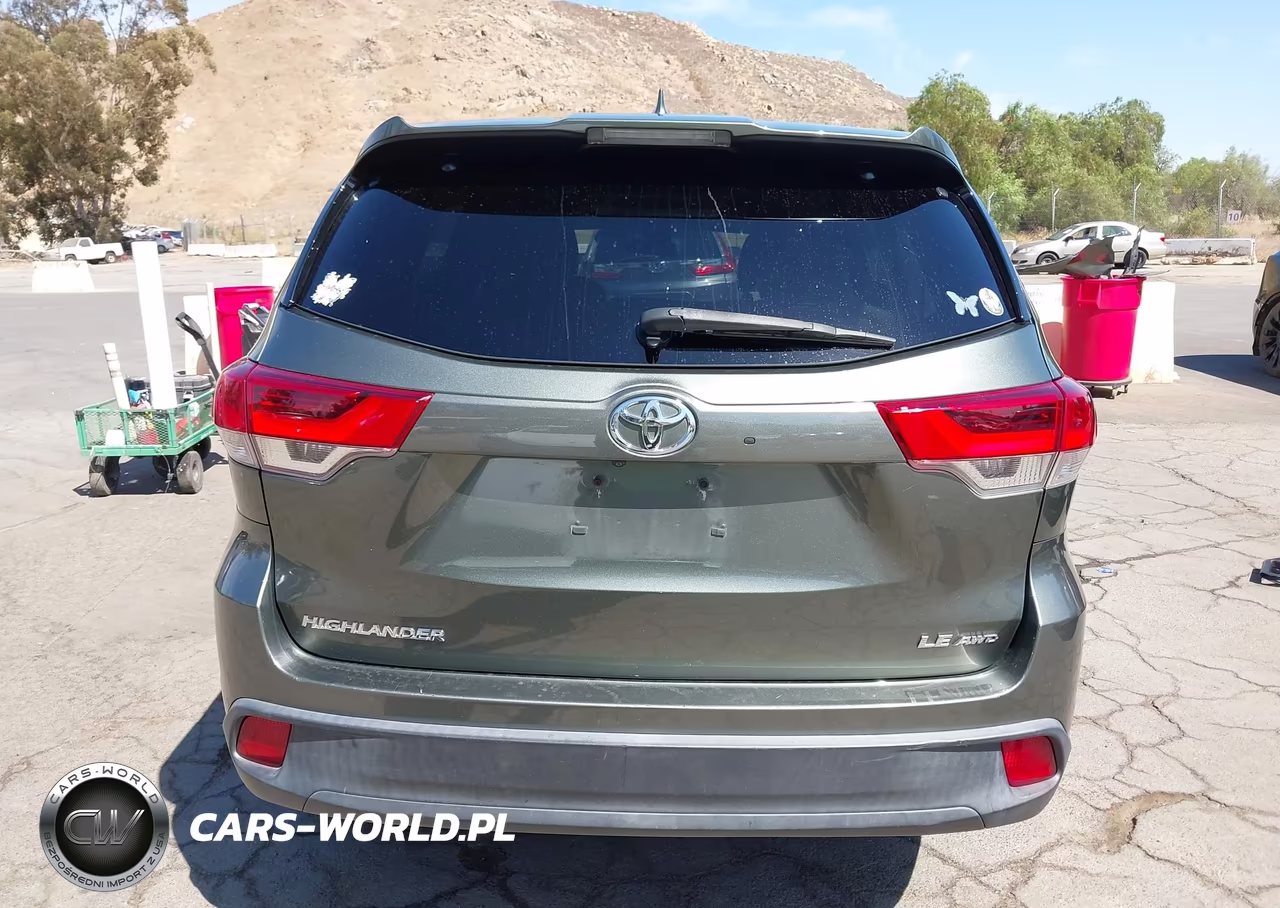2018 Toyota Highlander Le Plus VIN:5TDBZRFH6JS864243 - 17