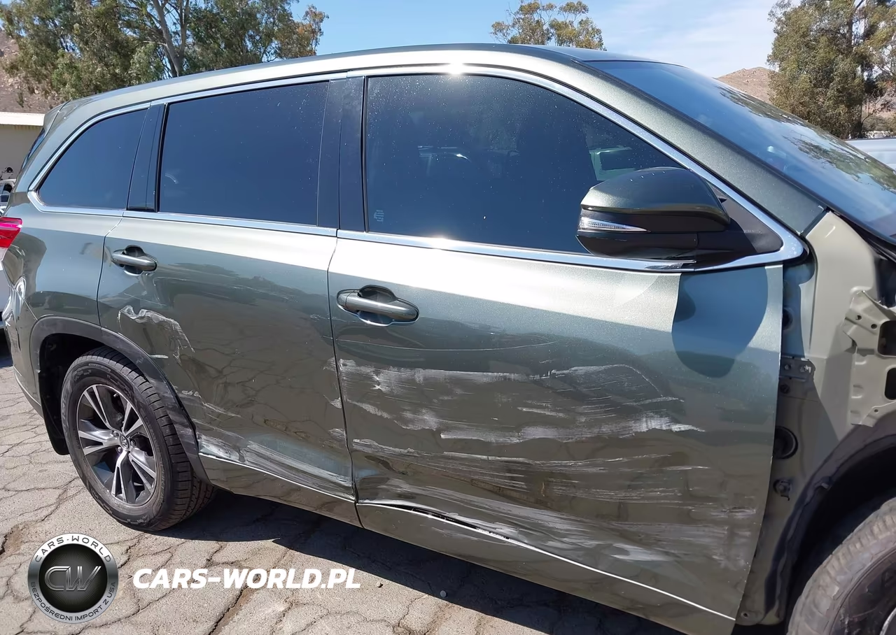 2018 Toyota Highlander Le Plus VIN:5TDBZRFH6JS864243 - 18