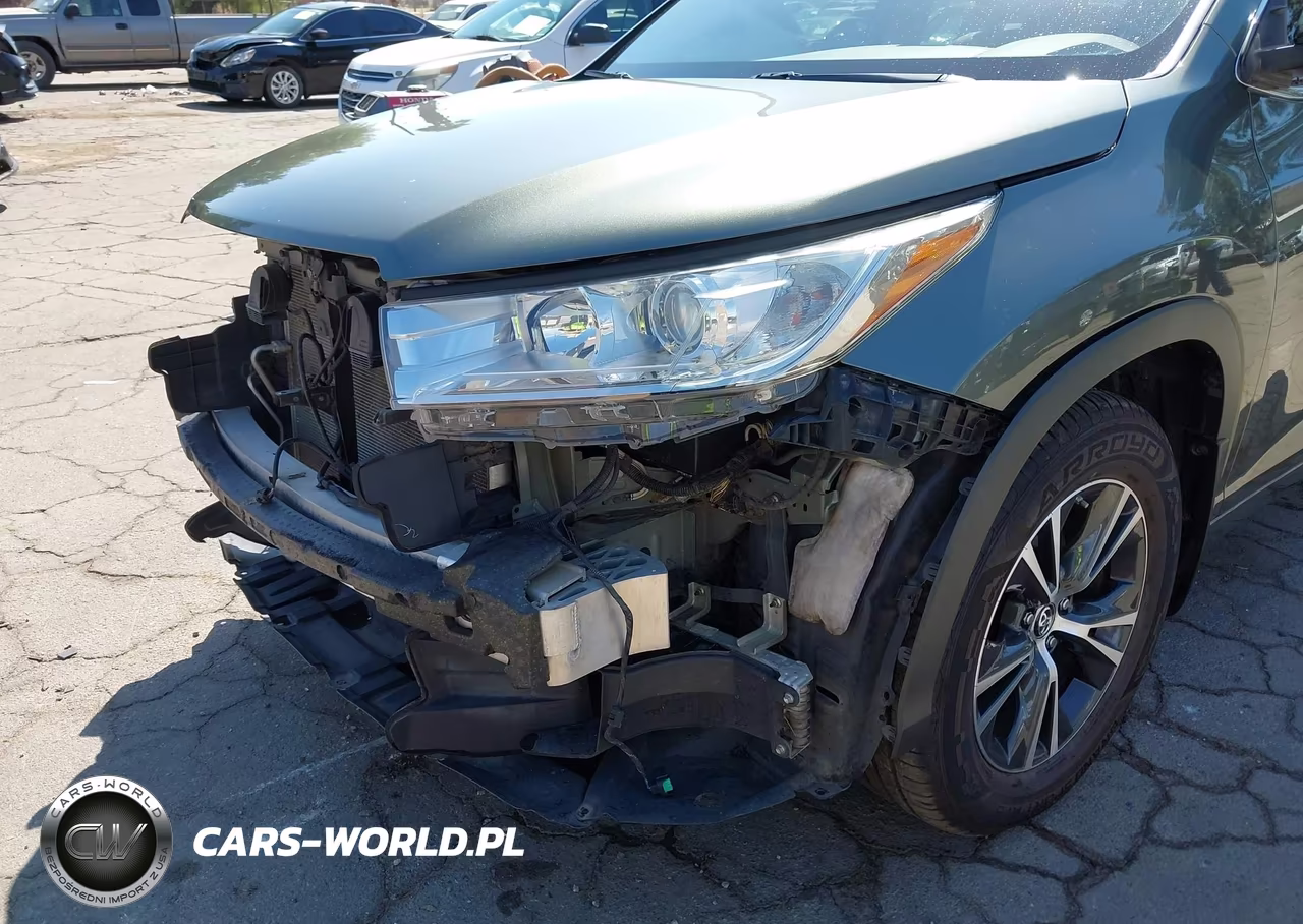2018 Toyota Highlander Le Plus VIN:5TDBZRFH6JS864243 - 19