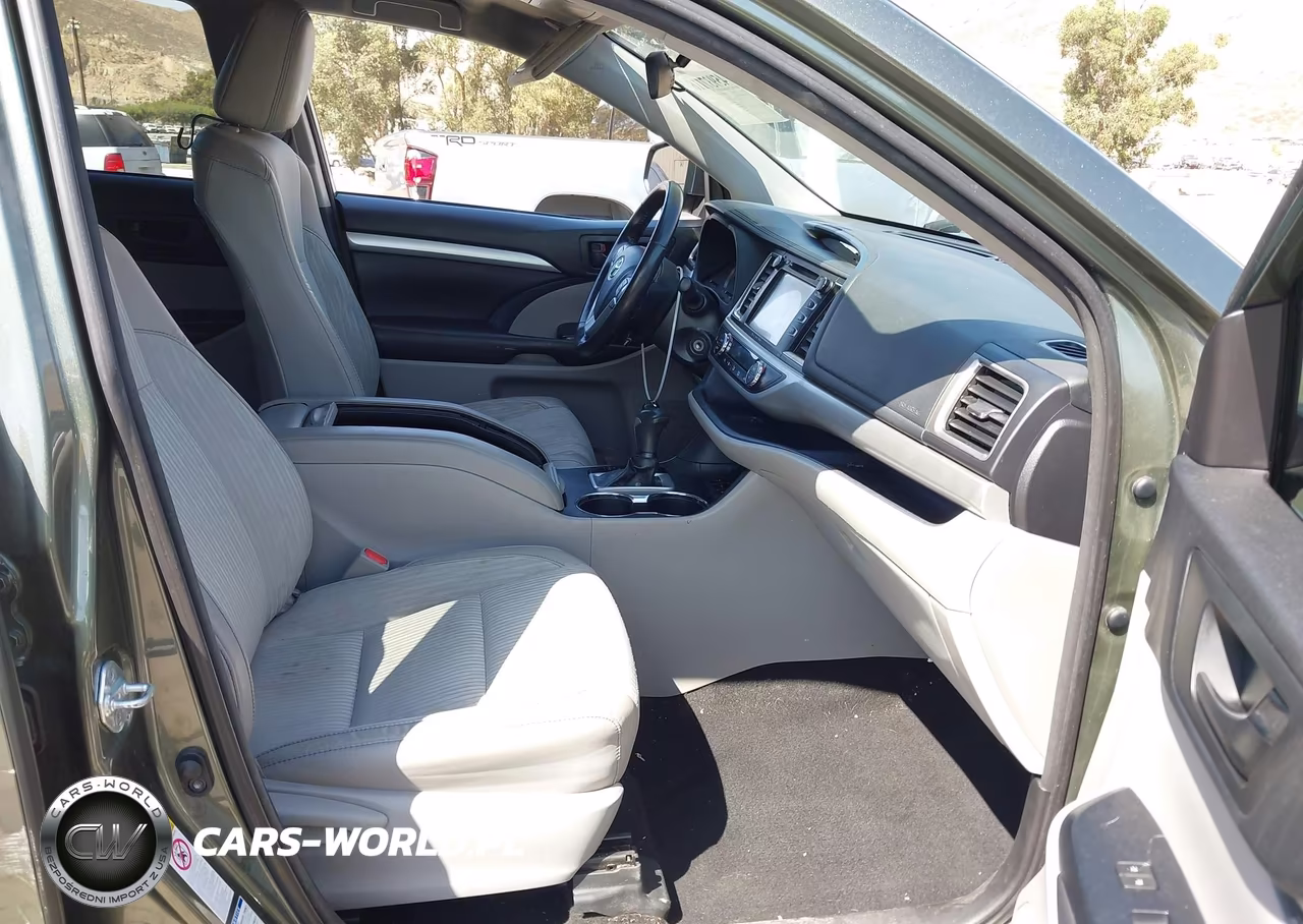 2018 Toyota Highlander Le Plus VIN:5TDBZRFH6JS864243 - 5