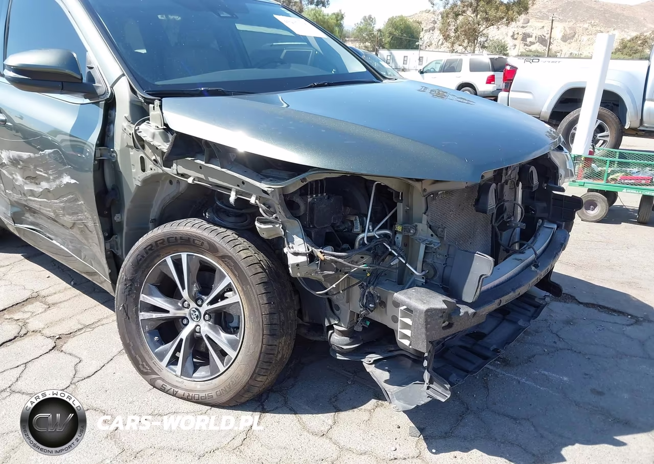 2018 Toyota Highlander Le Plus VIN:5TDBZRFH6JS864243 - 6