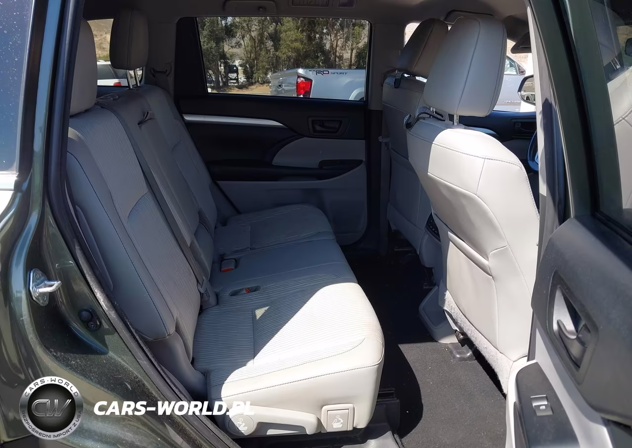 2018 Toyota Highlander Le Plus VIN:5TDBZRFH6JS864243 - 8
