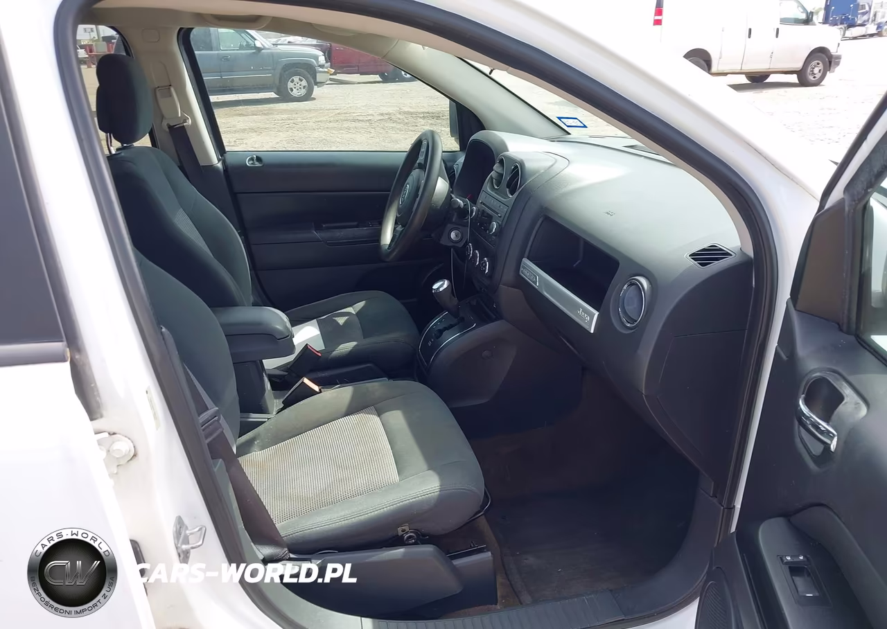 2014 Jeep Compass Sport VIN:1C4NJCBAXED602415 - 5