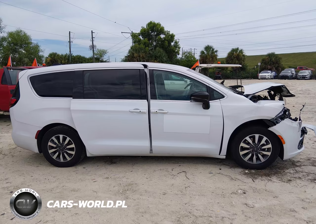 2024 Chrysler Pacifica Hybrid Select VIN:2C4RC1S77RR185147 - 13