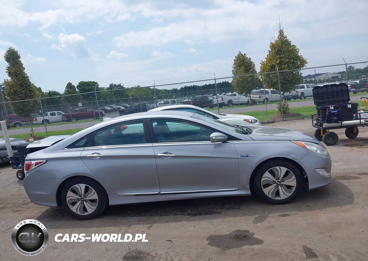 2015 Hyundai Sonata Hybrid VIN:KMHEC4A49FA127995 - 13