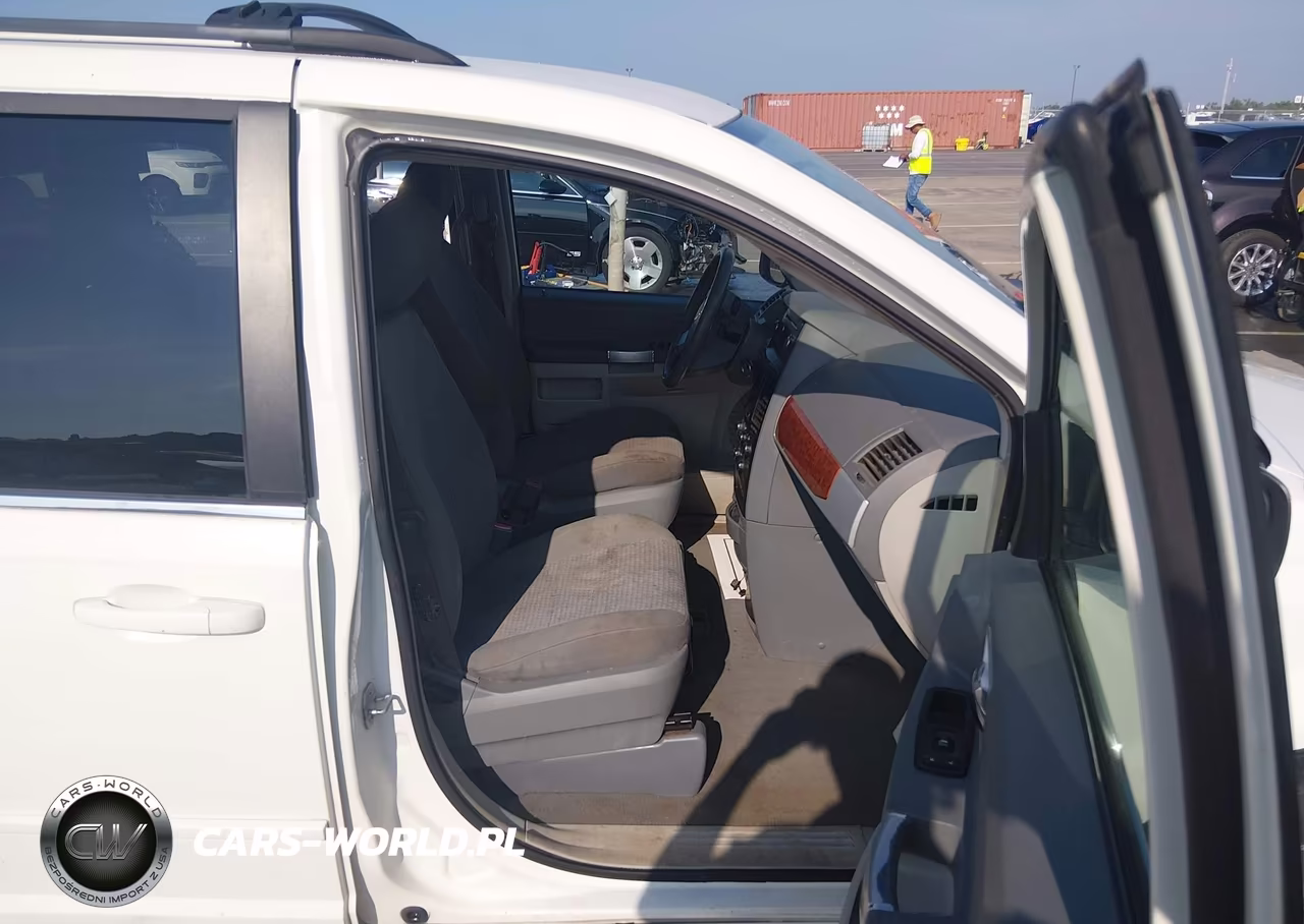 2008 Chrysler Town & Country Touring VIN:2A8HR54P28R121197 - 5