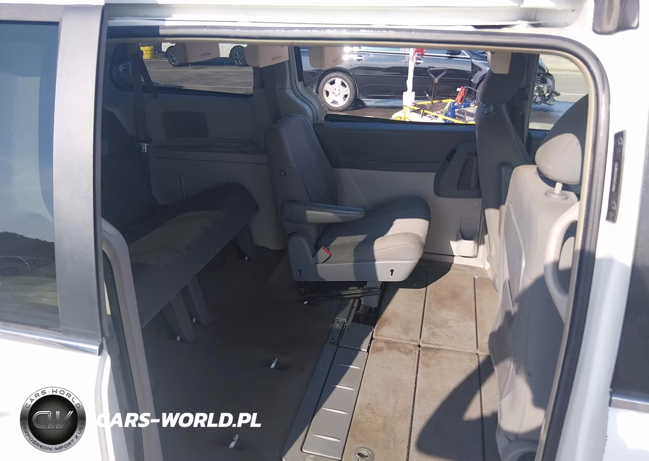 2008 Chrysler Town & Country Touring VIN:2A8HR54P28R121197 - 8
