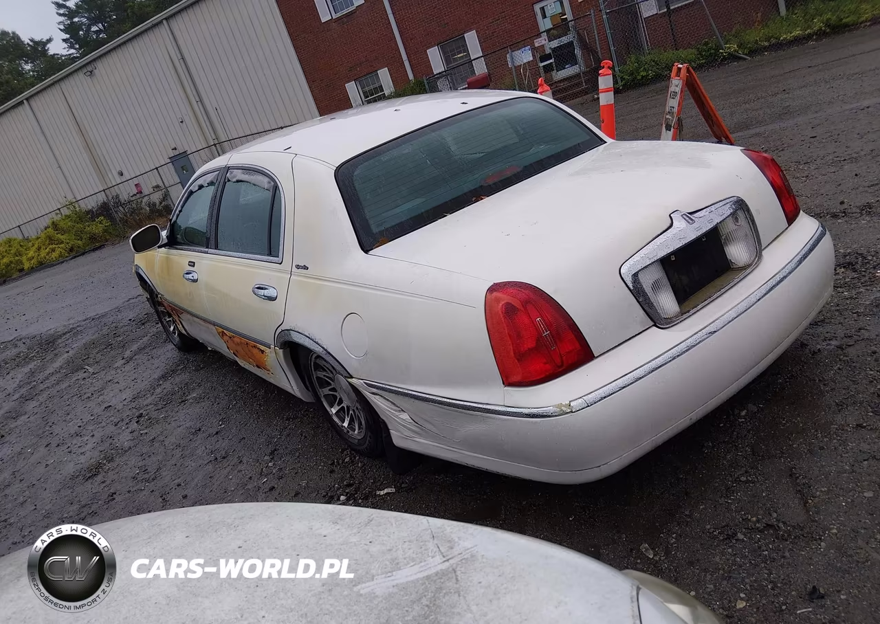 2001 Lincoln Town Car Signature VIN:1LNHM82W41Y644090 - 3