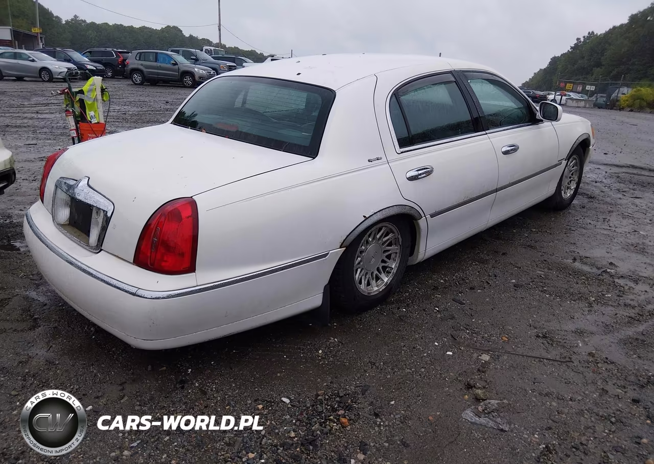 2001 Lincoln Town Car Signature VIN:1LNHM82W41Y644090 - 4