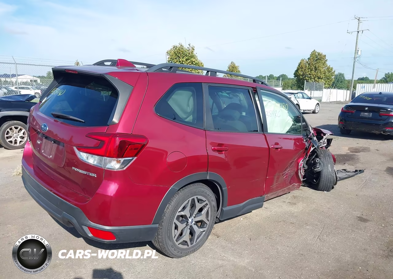 2022 Subaru Forester Premium VIN:JF2SKAEC3NH411608 - 4