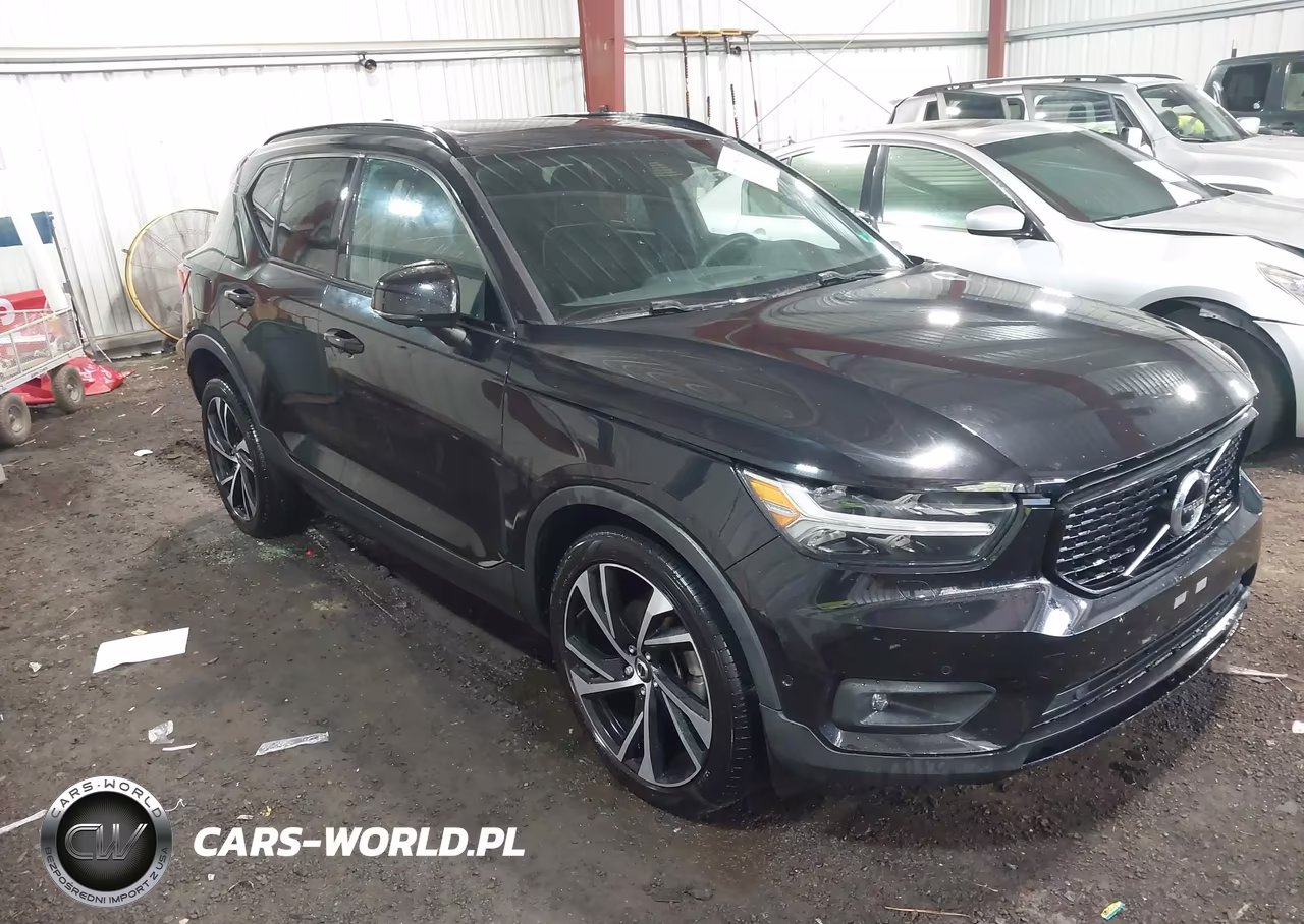 2022 Volvo Xc40 T4 R-Design – zdjęcie 1 z 16
