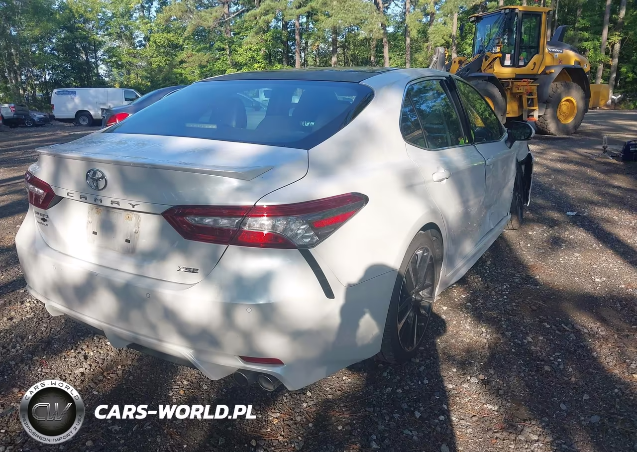 2018 Toyota Camry Xse VIN:4T1B61HK7JU018035 - 4