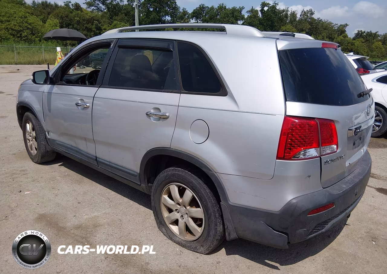 2011 Kia Sorento Lx VIN:5XYKT3A18BG075227 - 3