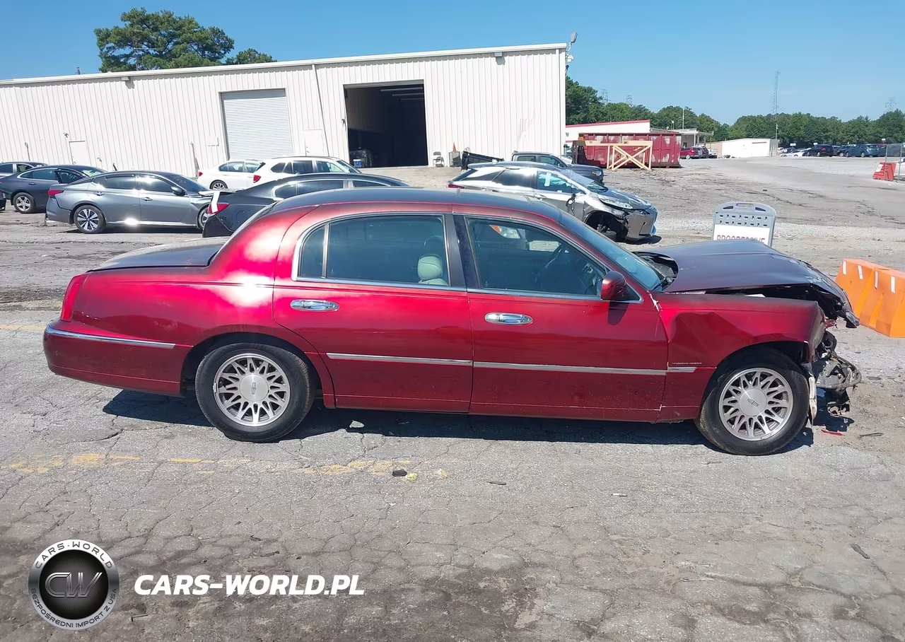 2001 Lincoln Town Car Signature VIN:1LNHM82W91Y607469 - 14