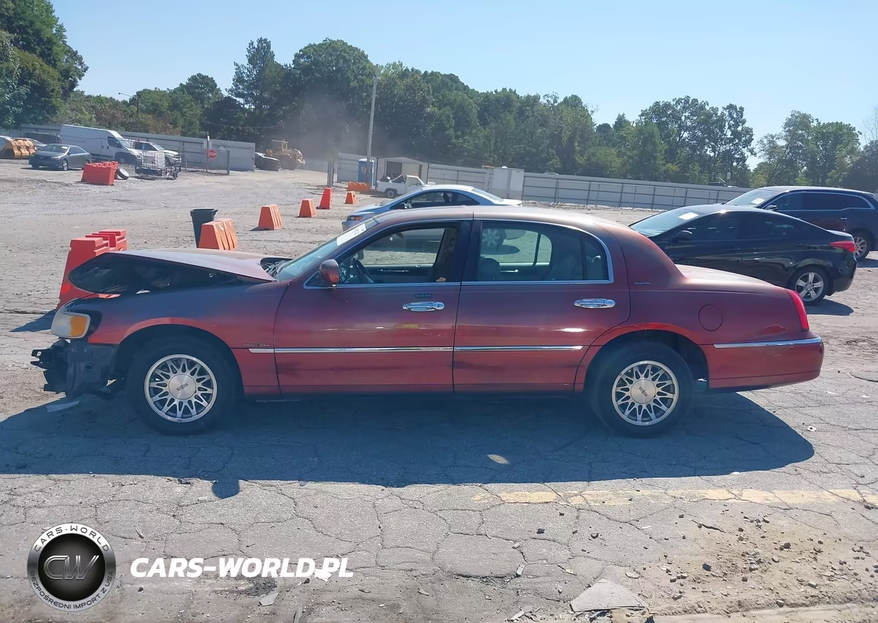 2001 Lincoln Town Car Signature VIN:1LNHM82W91Y607469 - 15