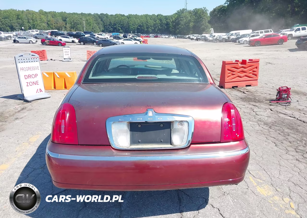 2001 Lincoln Town Car Signature VIN:1LNHM82W91Y607469 - 17