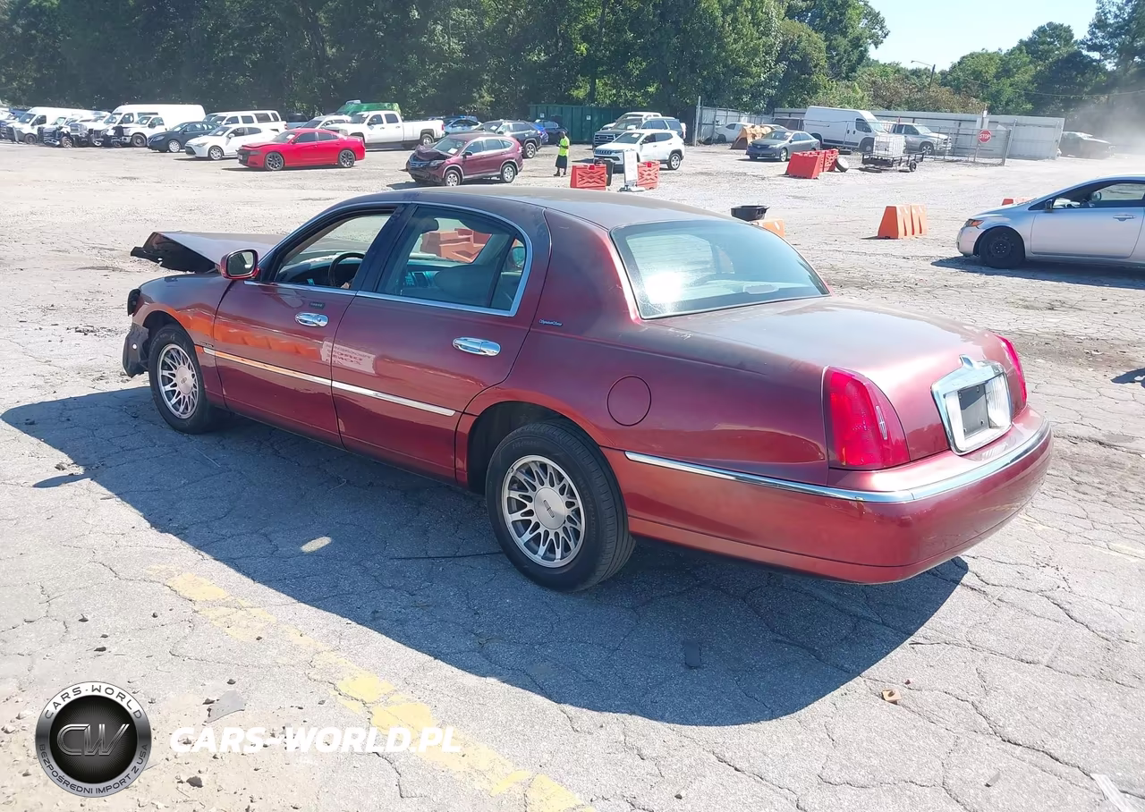 2001 Lincoln Town Car Signature VIN:1LNHM82W91Y607469 - 3
