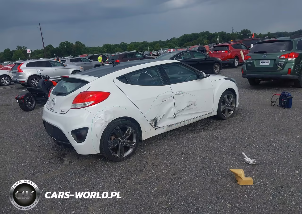 2015 Hyundai Veloster Turbo VIN:KMHTC6AE3FU217170 - 4