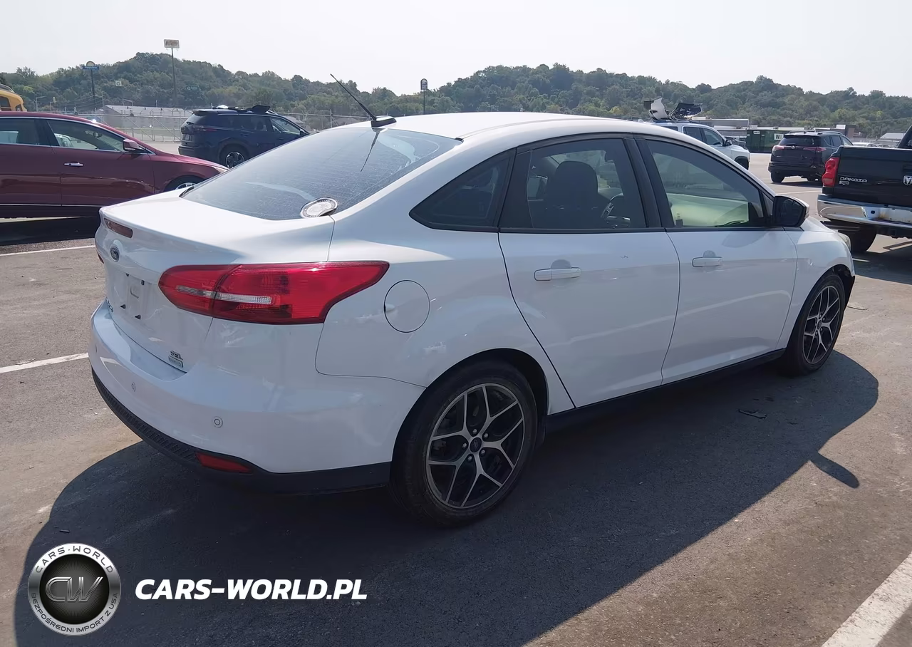 2017 Ford Focus Sel VIN:1FADP3H2XHL347016 - 4