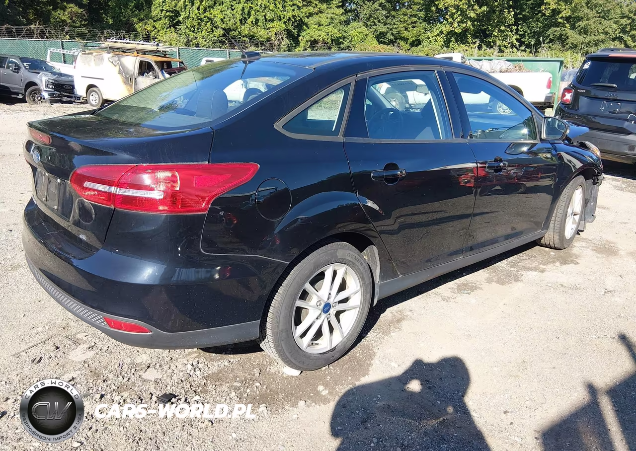 2017 Ford Focus Se VIN:1FADP3F24HL212147 - 4