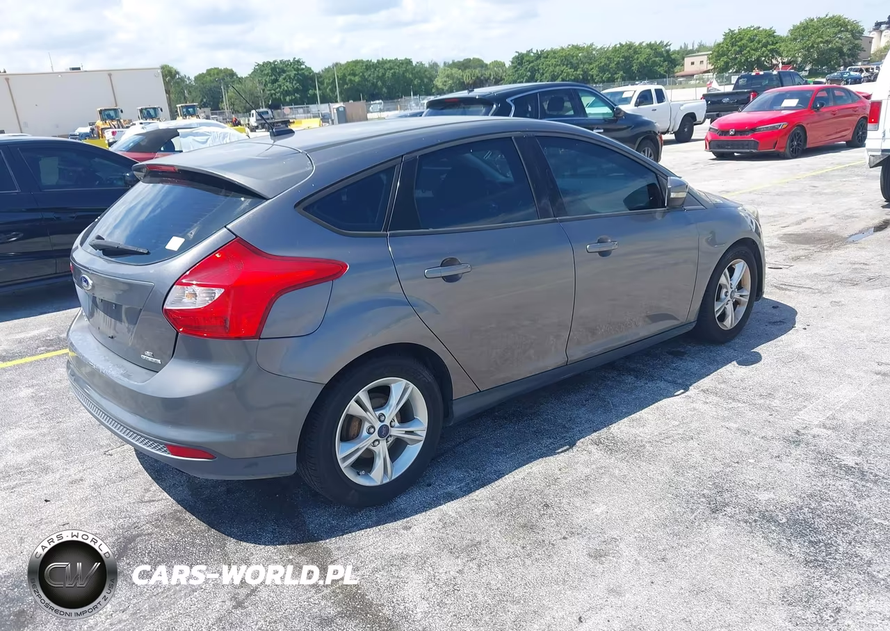 2014 Ford Focus Se VIN:1FADP3K24EL400913 - 4