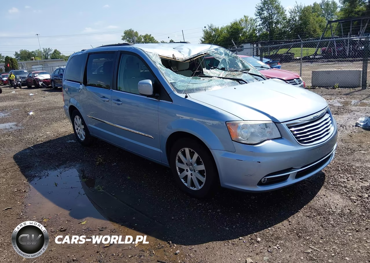 2013 Chrysler Town & Country Touring – zdjęcie 1 z 17
