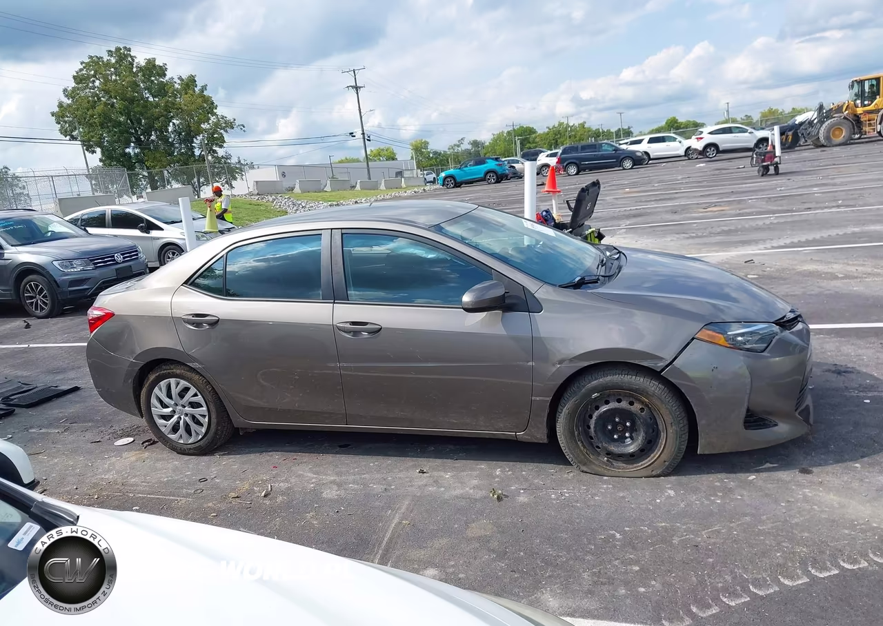 2018 Toyota Corolla Le VIN:2T1BURHE8JC047964 - 13