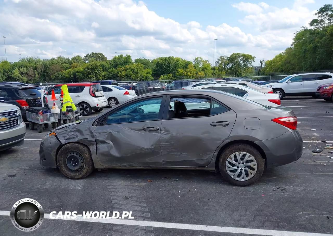 2018 Toyota Corolla Le VIN:2T1BURHE8JC047964 - 14