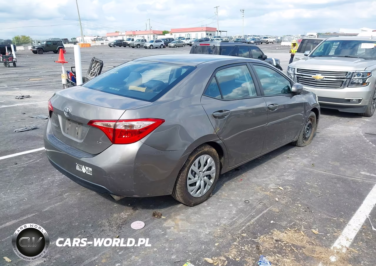 2018 Toyota Corolla Le VIN:2T1BURHE8JC047964 - 4