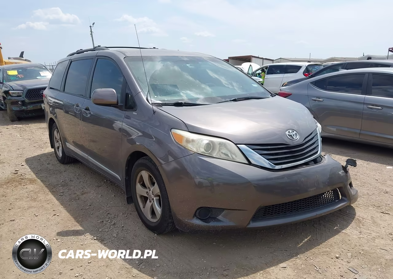 2013 Toyota Sienna Le V6 8 Passenger