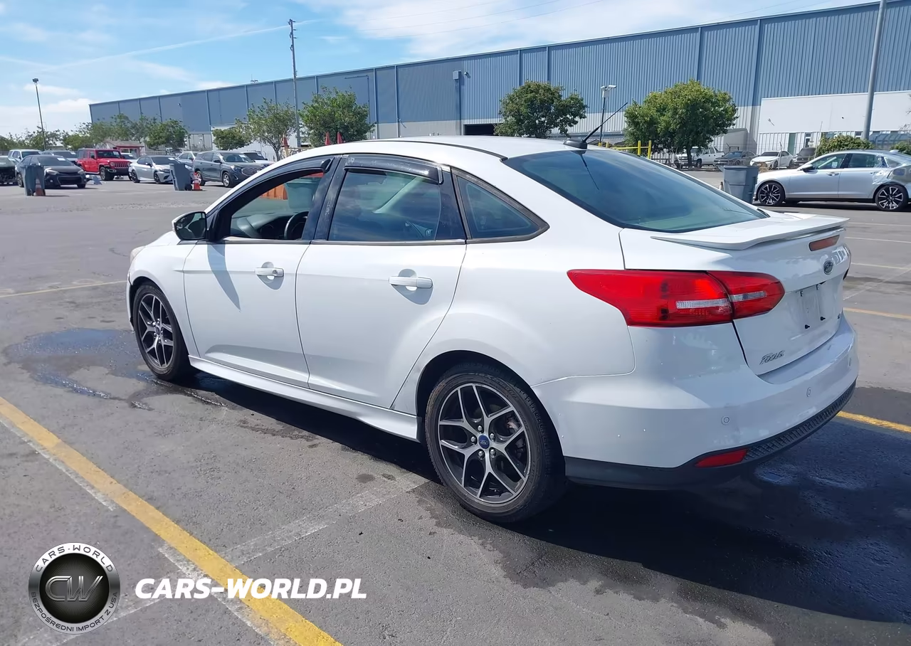 2015 Ford Focus Se VIN:1FADP3F20FL279695 - 3