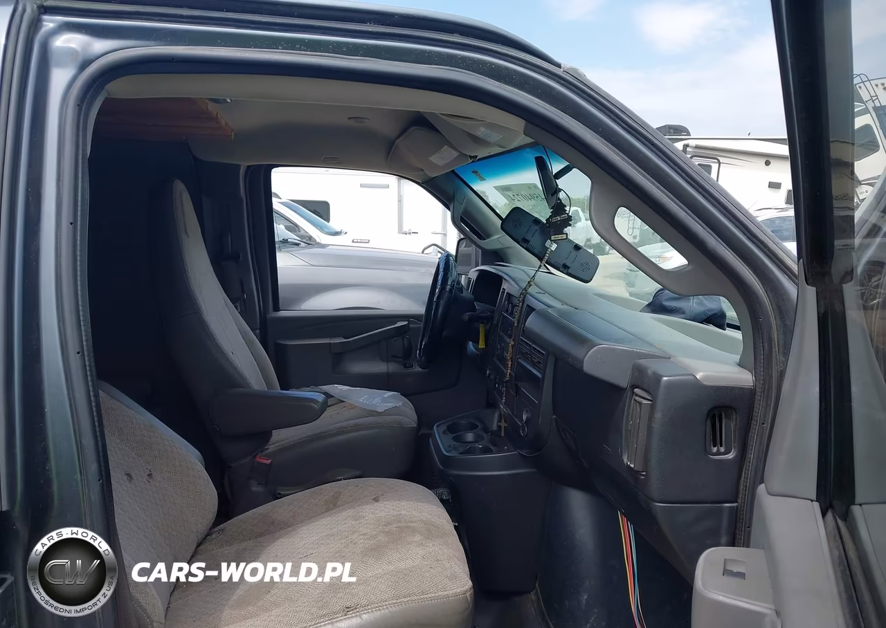 2017 Chevrolet Express 2500 Work Van VIN:1GCWGBFF3H1345946 - 5