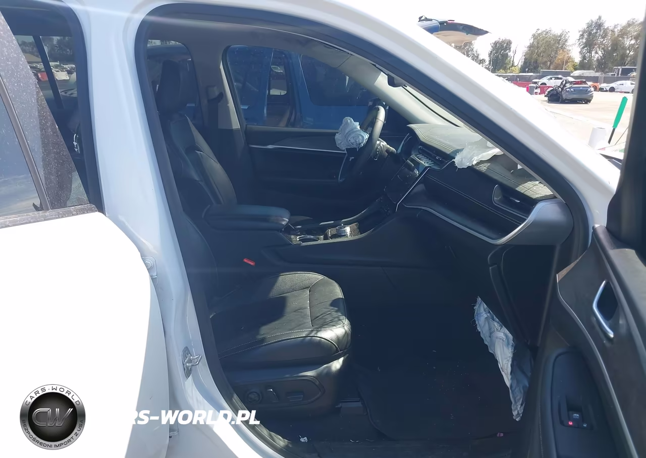 2023 Jeep Grand Cherokee L Limited 4X4 VIN:1C4RJKBG6P8744255 - 5