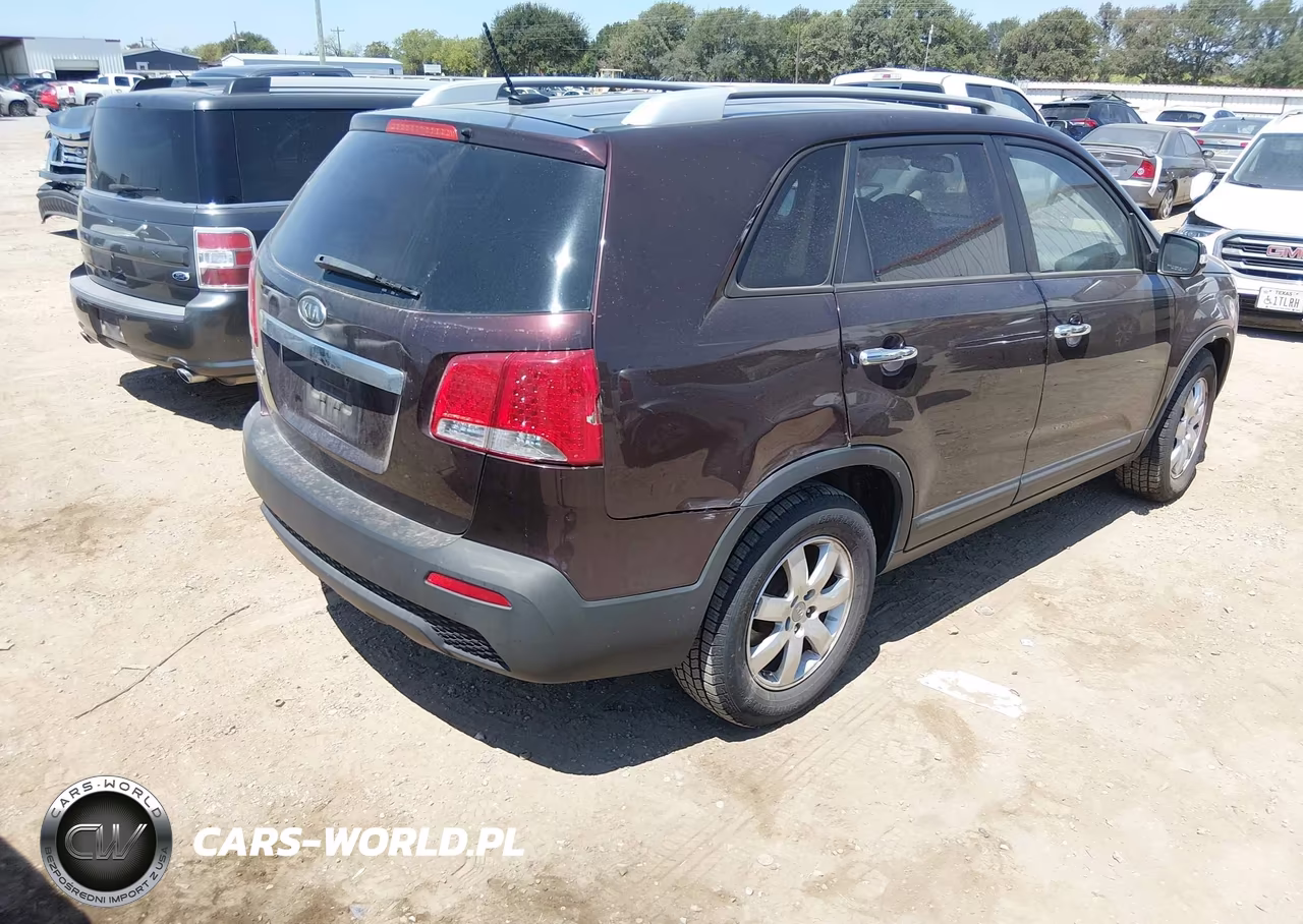 2013 Kia Sorento Lx V6 VIN:5XYKT4A23DG310473 - 4