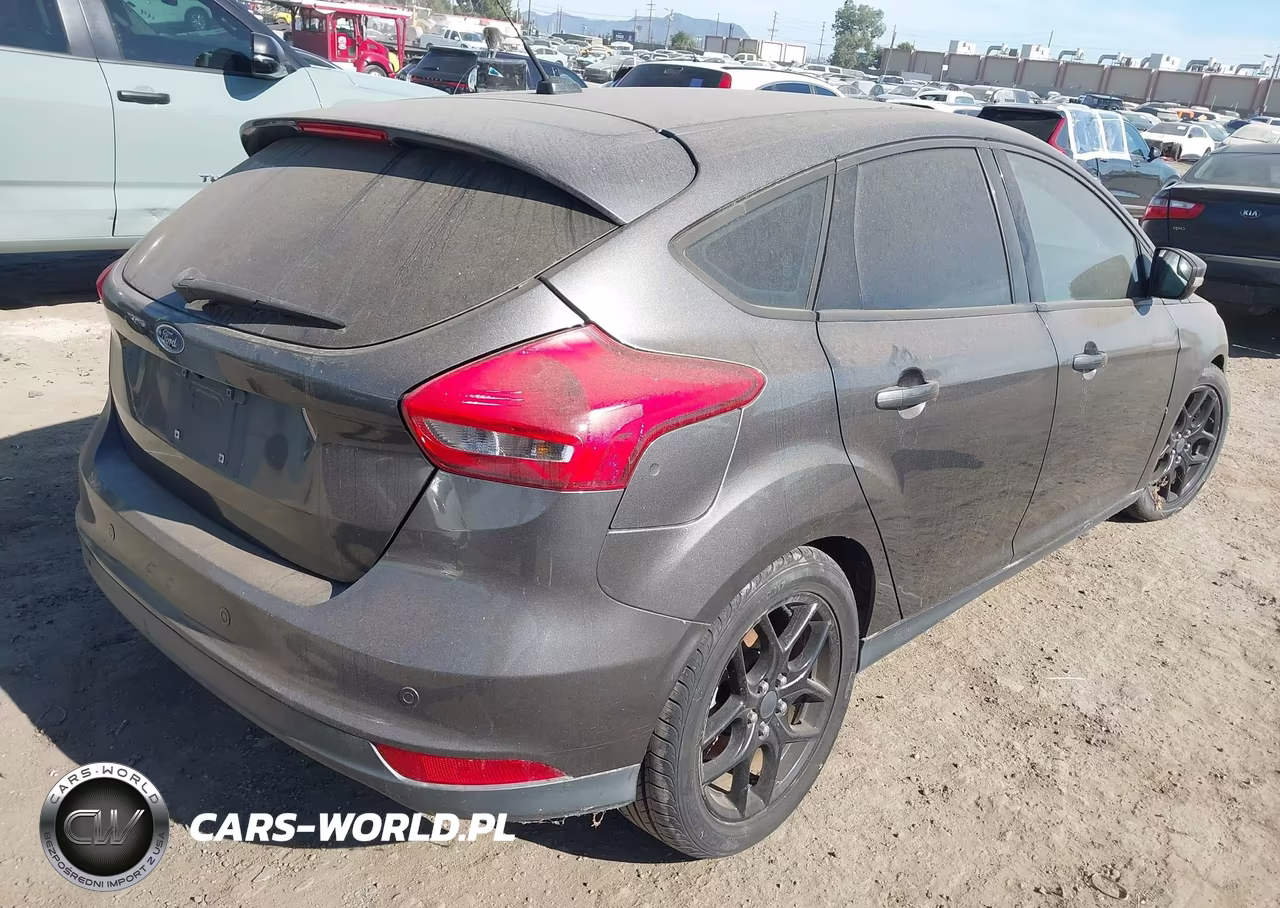 2015 Ford Focus Se VIN:1FADP3K26FL324418 - 4