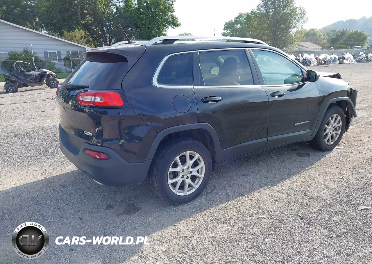 2017 Jeep Cherokee Latitude VIN:1C4PJMCS7HW562583 - 4