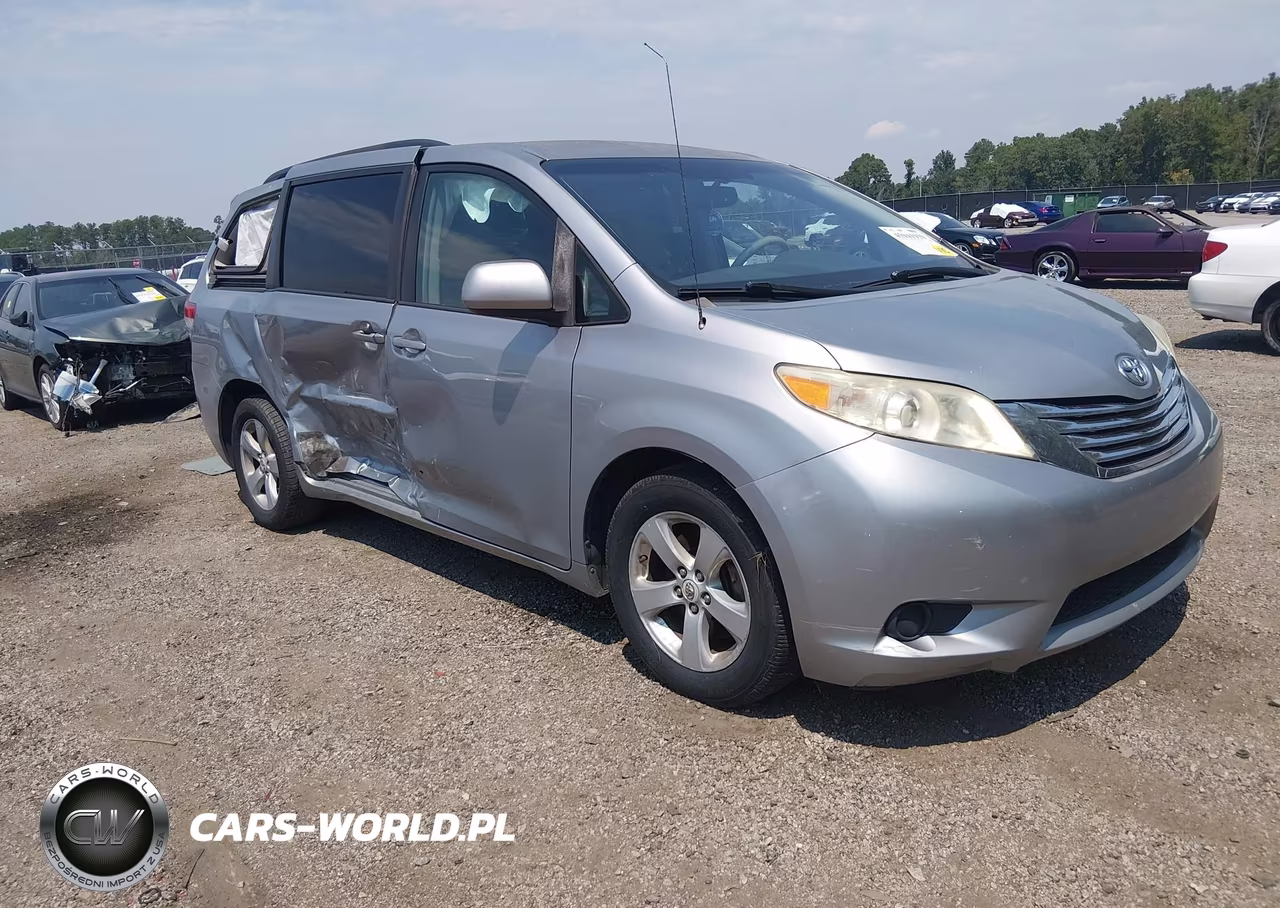 2012 Toyota Sienna Le V6 8 Passenger