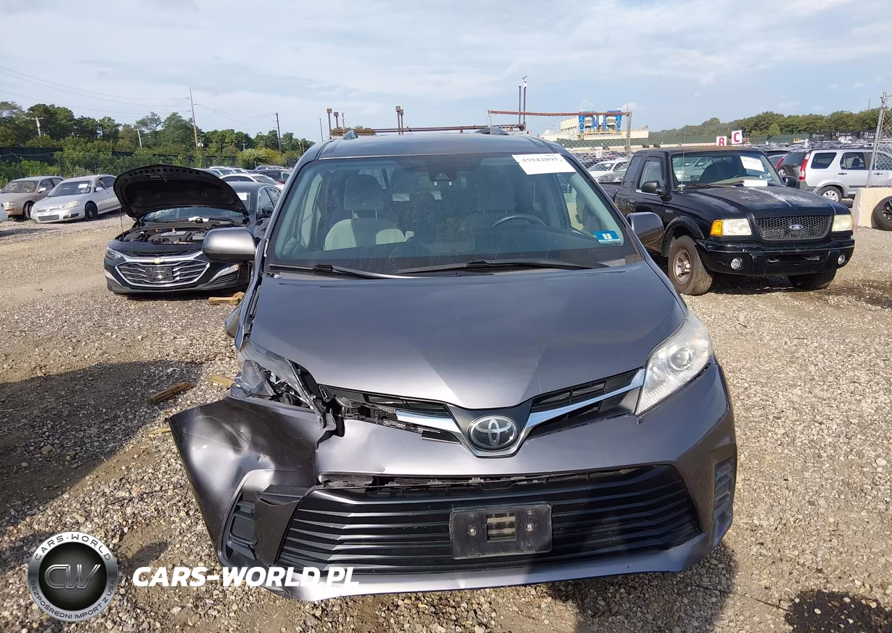 2018 Toyota Sienna Le 8 Passenger VIN:5TDKZ3DC8JS905010 - 12