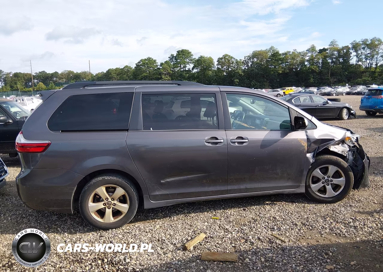 2018 Toyota Sienna Le 8 Passenger VIN:5TDKZ3DC8JS905010 - 13