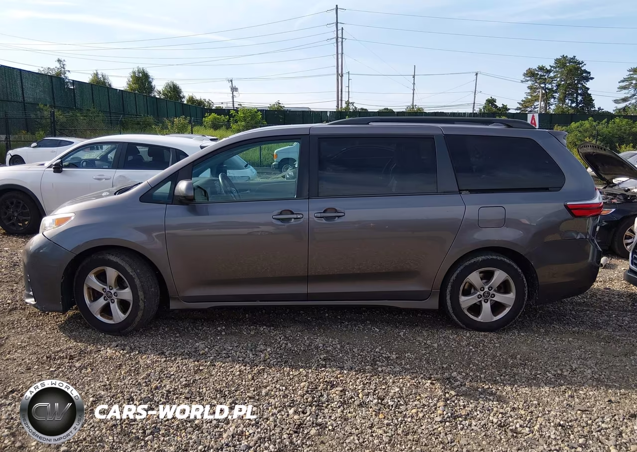2018 Toyota Sienna Le 8 Passenger VIN:5TDKZ3DC8JS905010 - 14