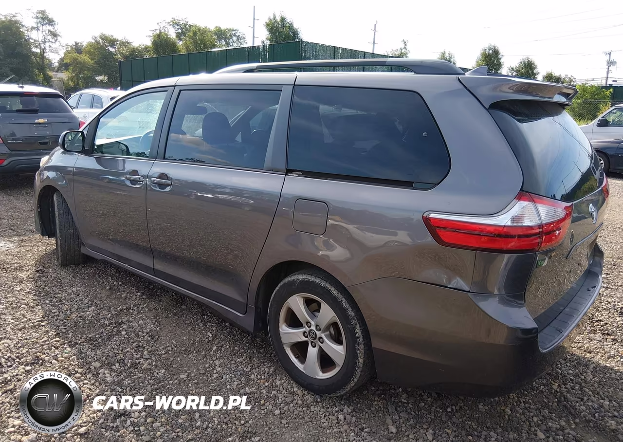 2018 Toyota Sienna Le 8 Passenger VIN:5TDKZ3DC8JS905010 - 3