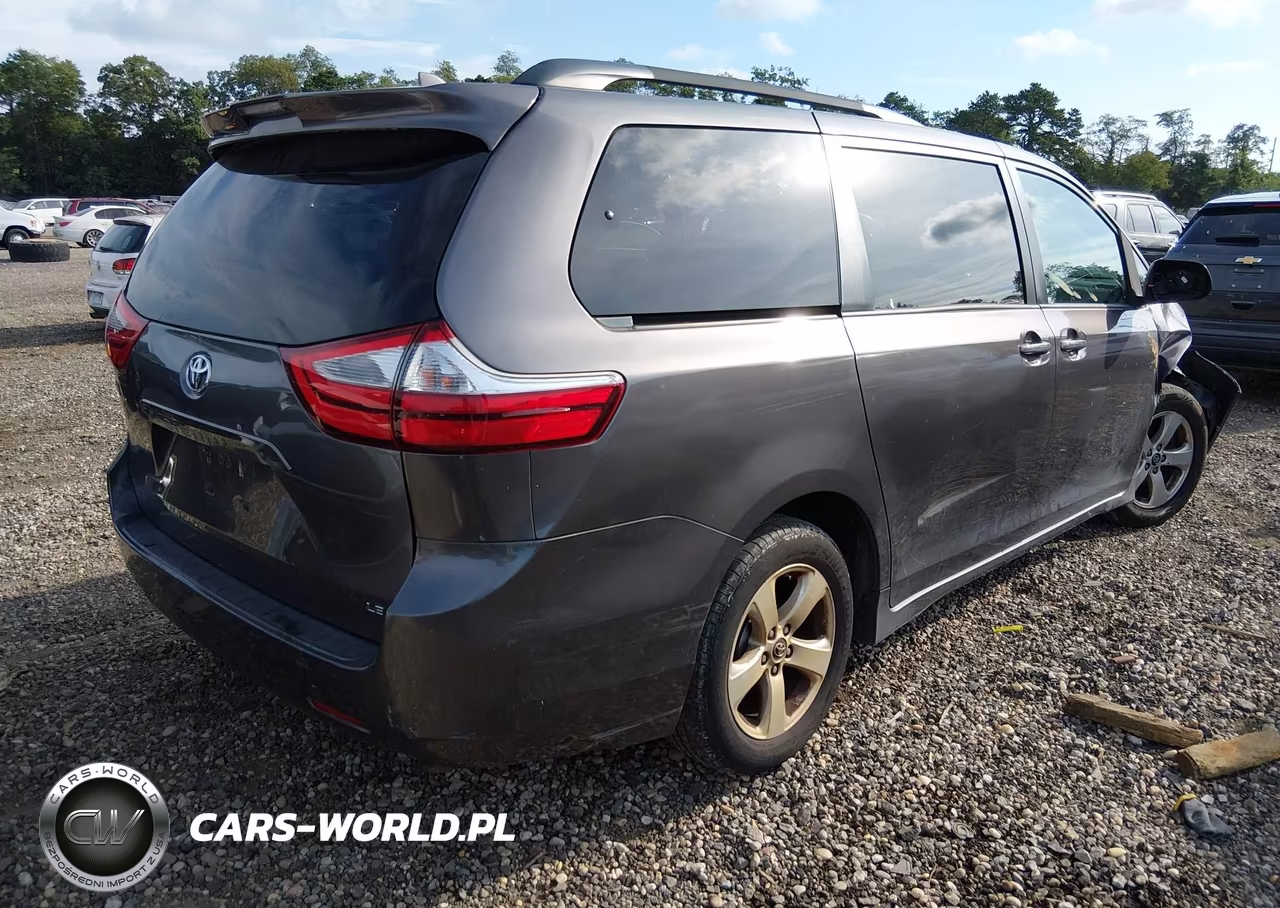 2018 Toyota Sienna Le 8 Passenger VIN:5TDKZ3DC8JS905010 - 4