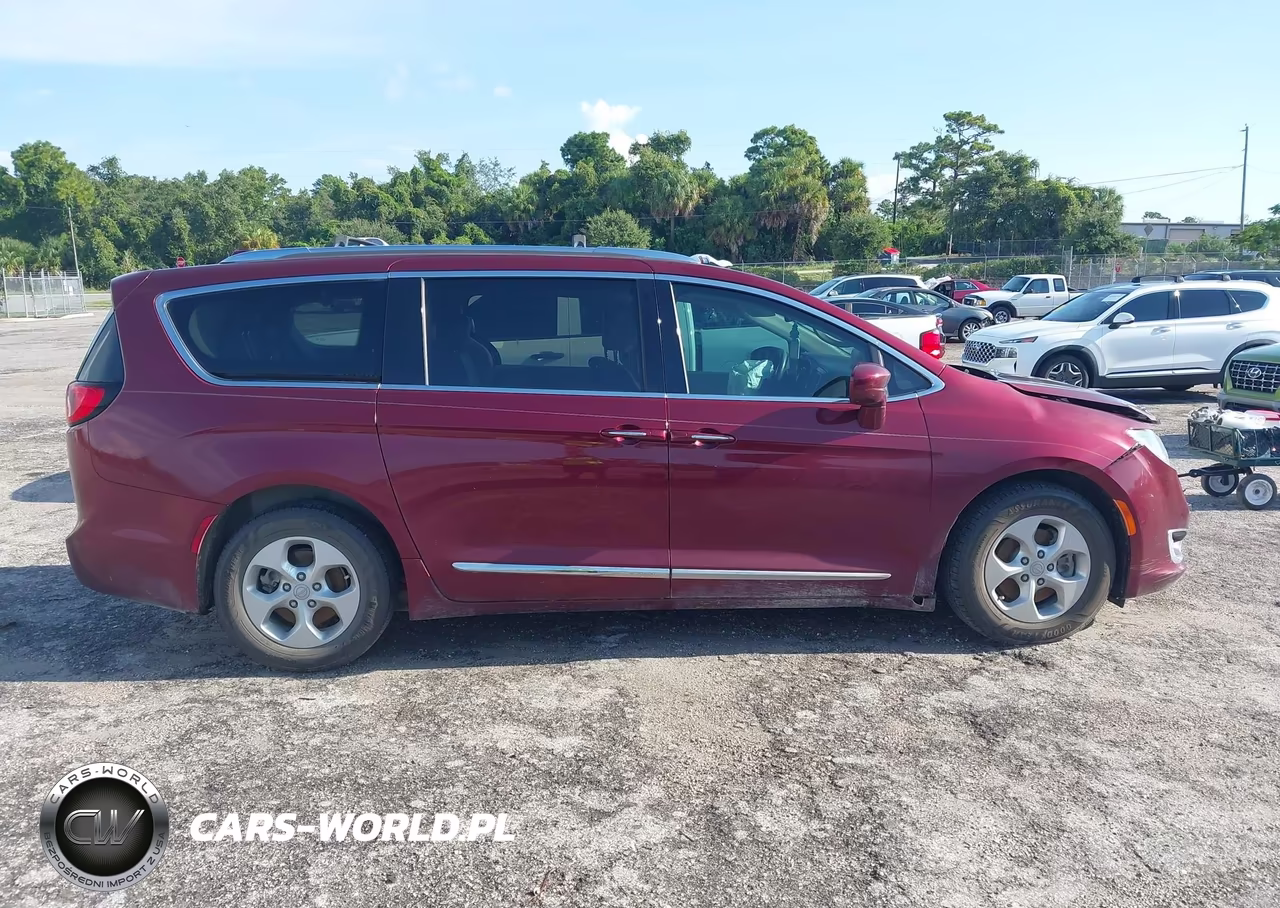 2017 Chrysler Pacifica Touring-L Plus VIN:2C4RC1EG9HR708632 - 13