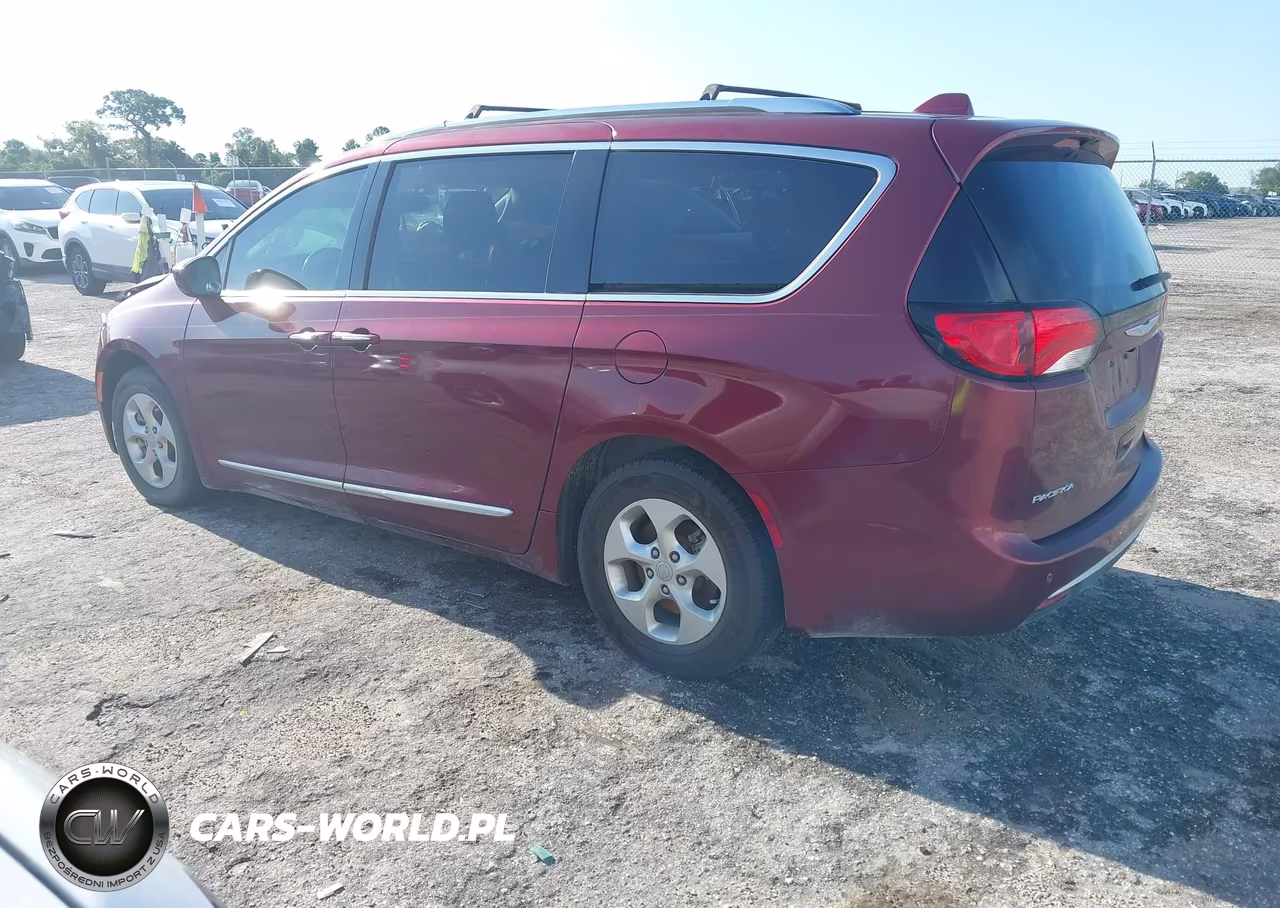 2017 Chrysler Pacifica Touring-L Plus VIN:2C4RC1EG9HR708632 - 3