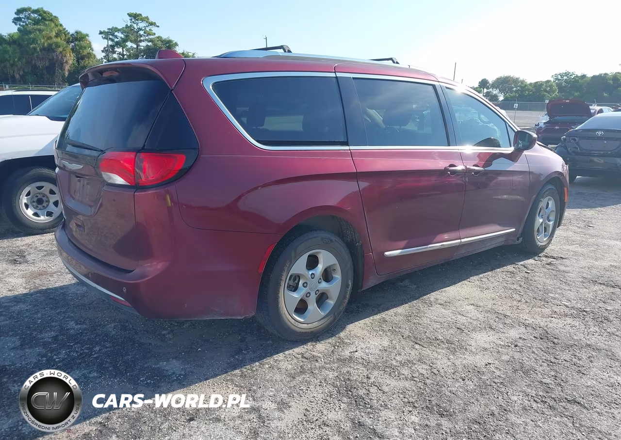 2017 Chrysler Pacifica Touring-L Plus VIN:2C4RC1EG9HR708632 - 4