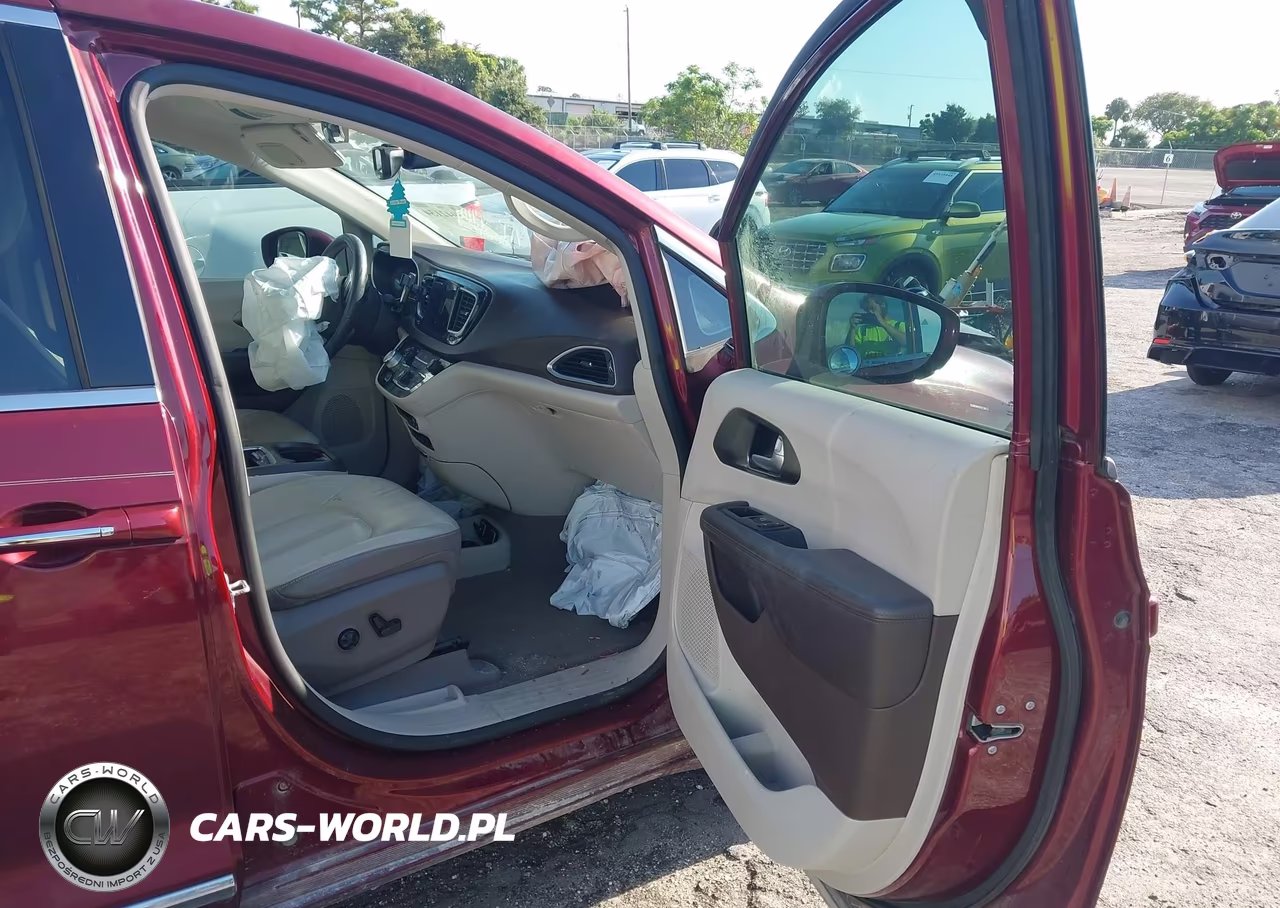2017 Chrysler Pacifica Touring-L Plus VIN:2C4RC1EG9HR708632 - 5