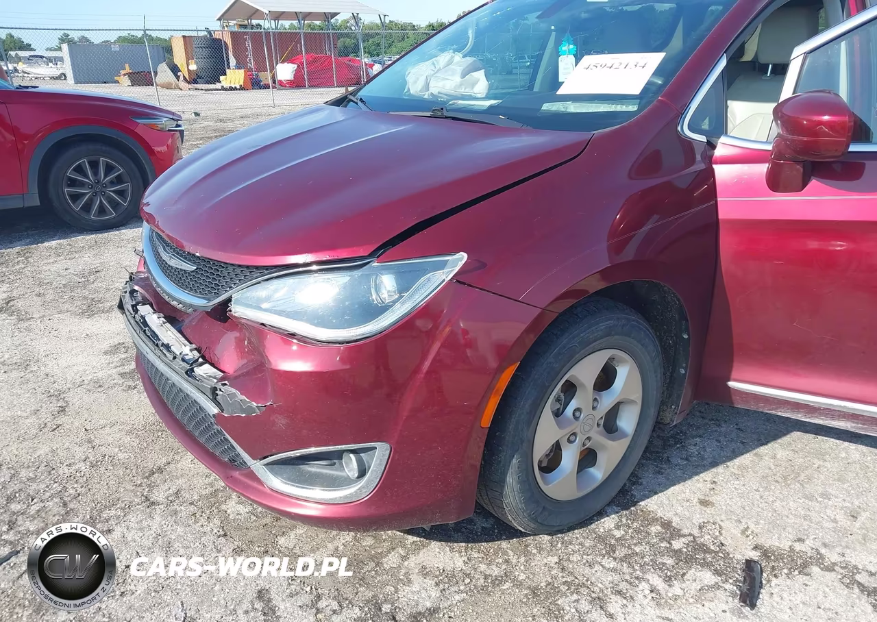 2017 Chrysler Pacifica Touring-L Plus VIN:2C4RC1EG9HR708632 - 6