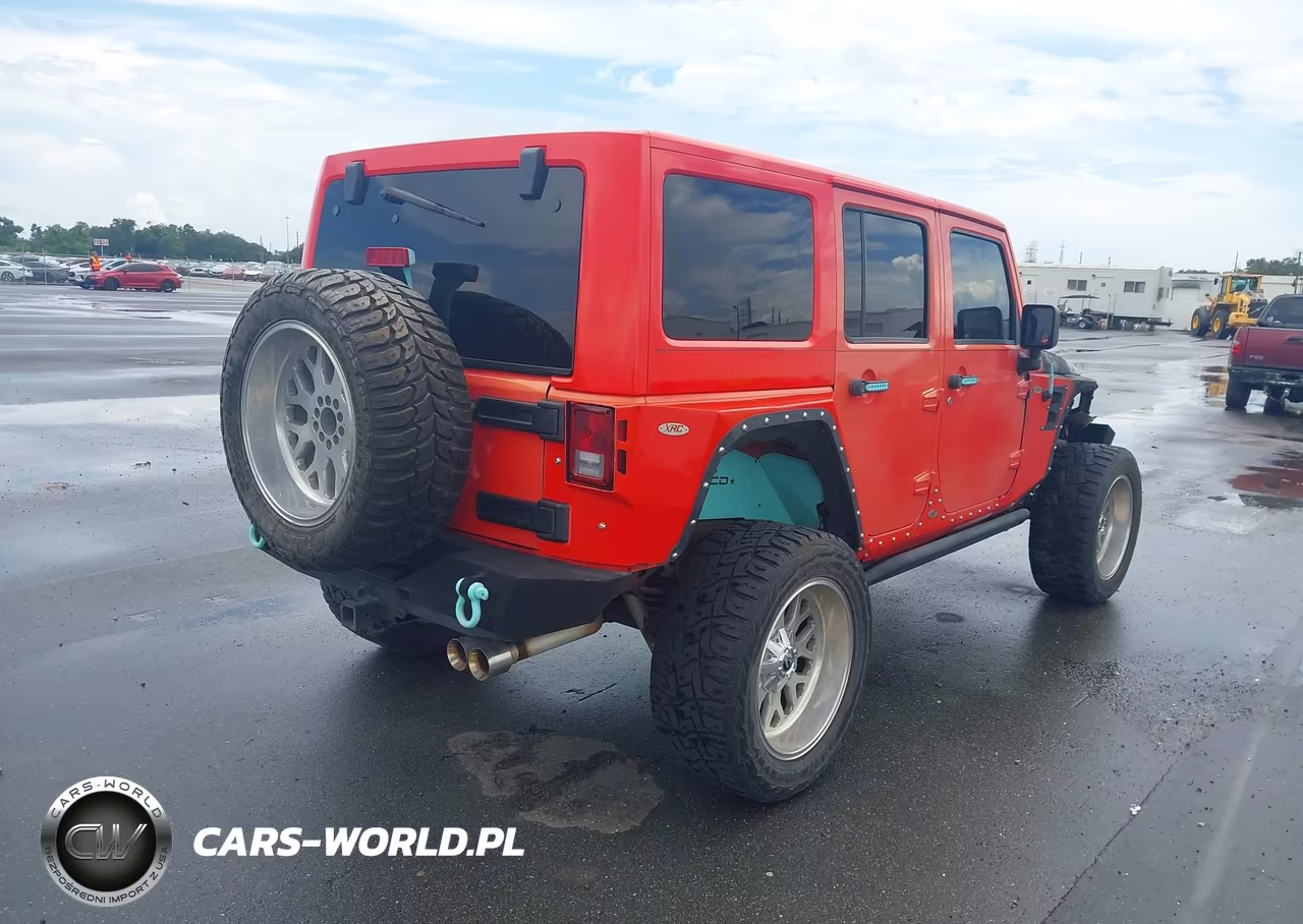 2013 Jeep Wrangler Unlimited Sahara VIN:1C4BJWEG5DL584334 - 4