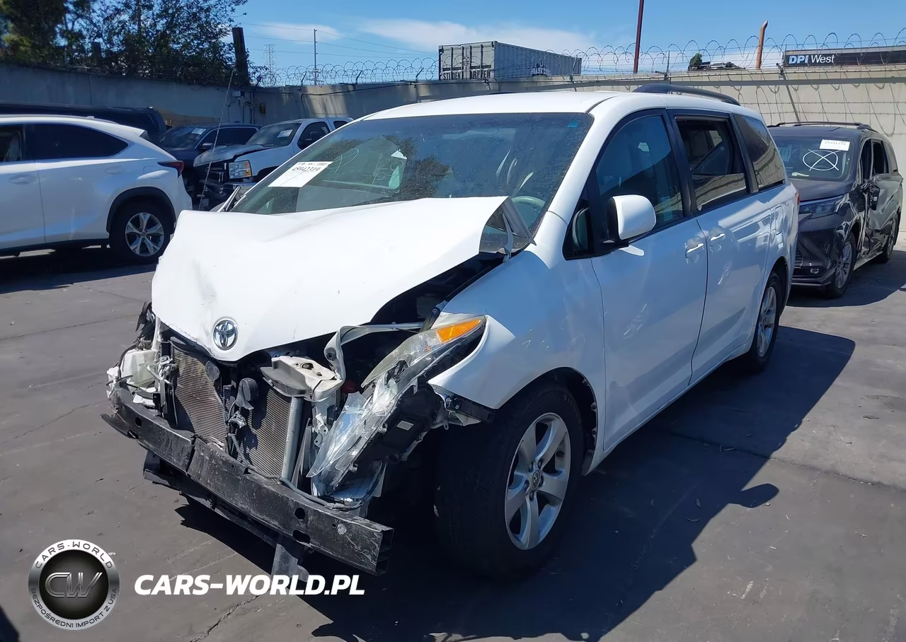 2014 Toyota Sienna Le V6 7 Passenger Auto Access Seat VIN:5TDKK3DC6ES454184 - 2