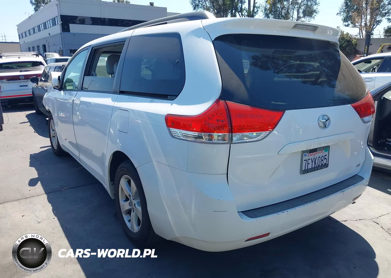2014 Toyota Sienna Le V6 7 Passenger Auto Access Seat VIN:5TDKK3DC6ES454184 - 3